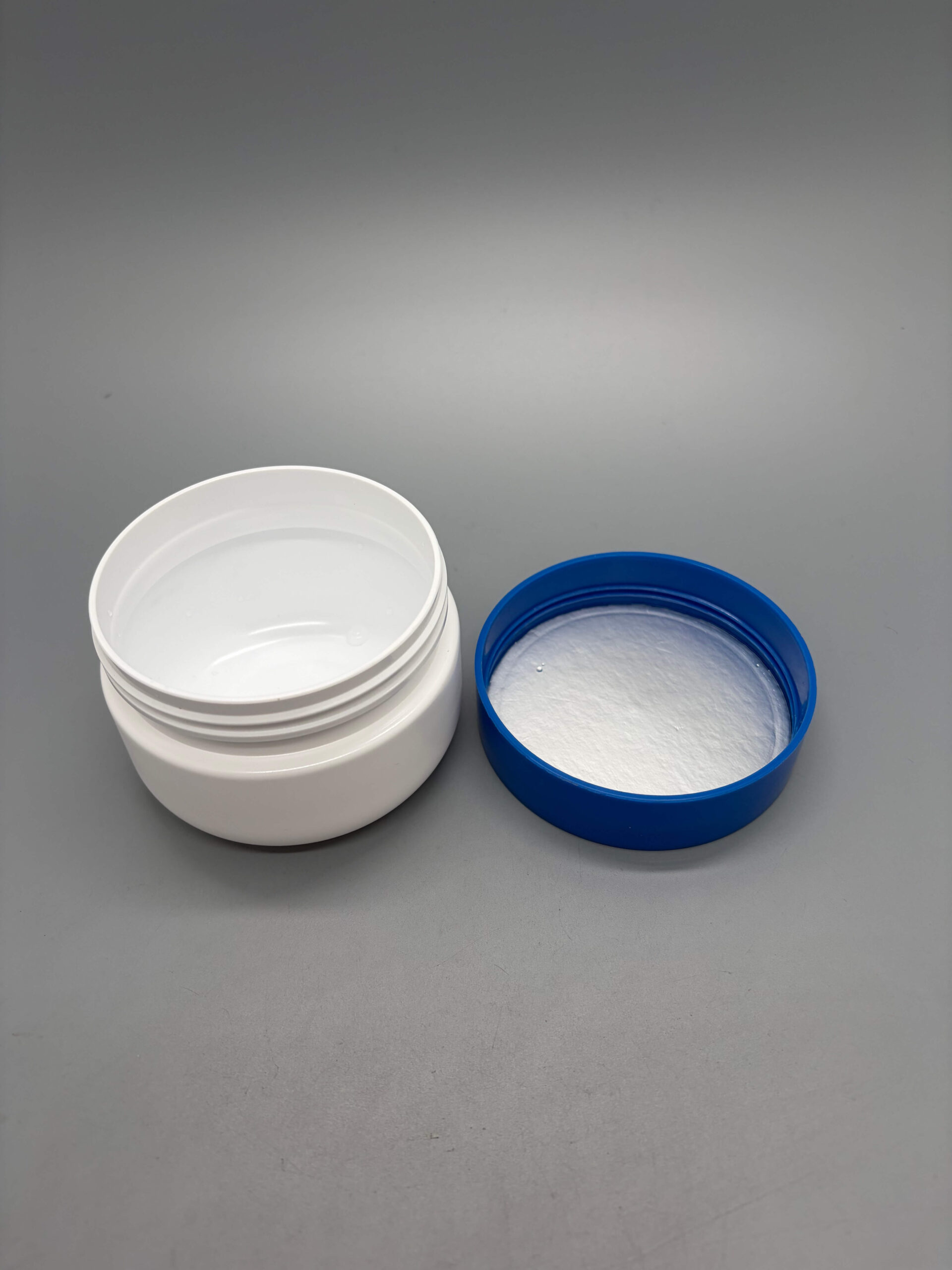 Round cosmetic cream jar with screw lid